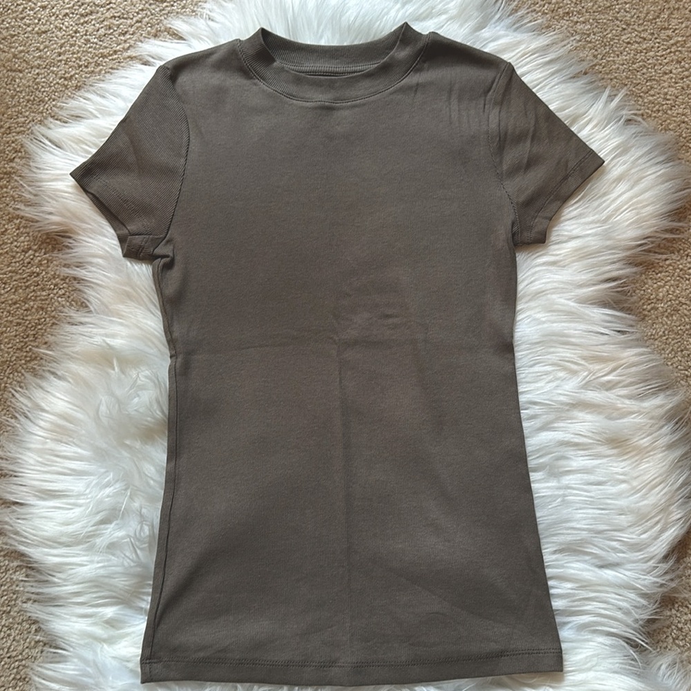 BRAND NEW! 🫶 Ribbed T-Shirt